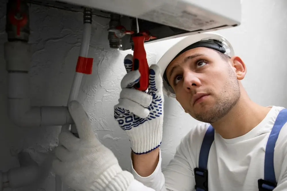 técnico reparando problemas con el quemador en caldera Ferroli
