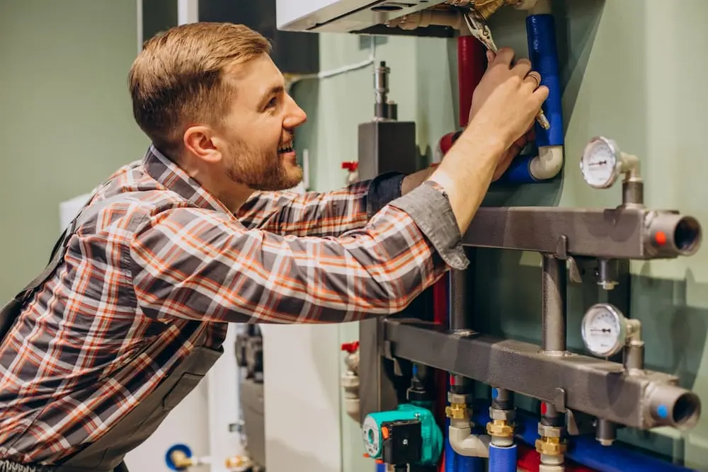 técnico reparando problemas de presión en caldera Ferroli