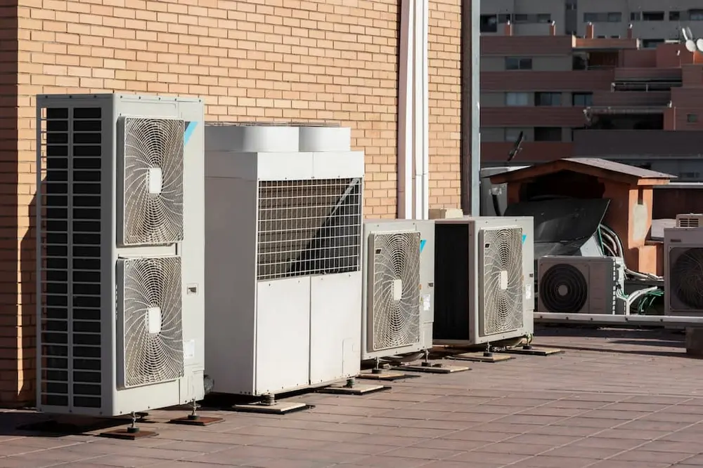 sistema de aire acondicionado instalado en terraza