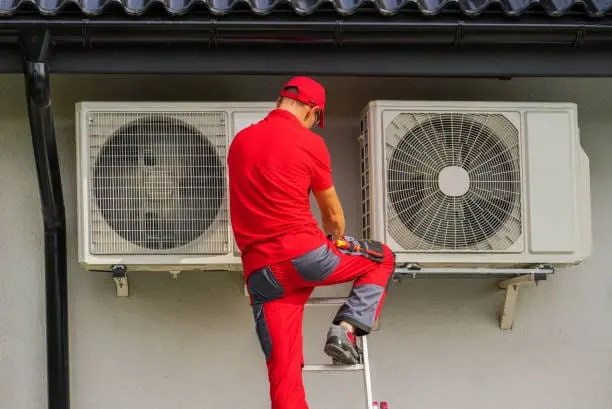 técnico arreglando equipo de climatización